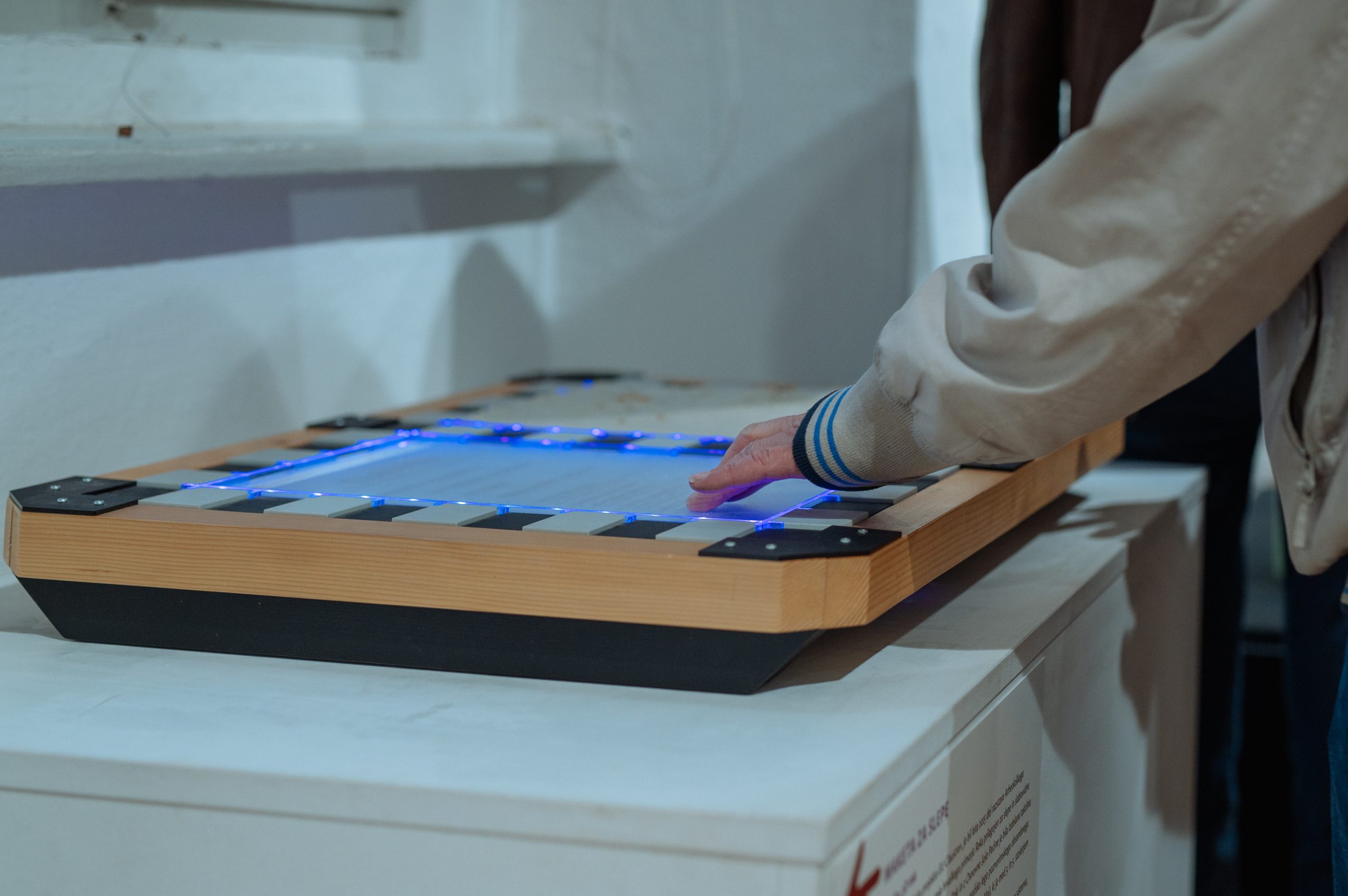 Obiskovalec preizkuša pripomoček za slepe in slabovidne