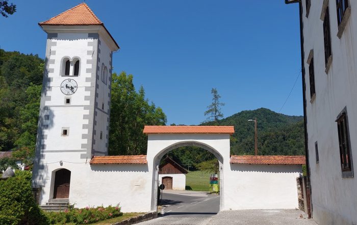 Prenovljen obok pri Polhograjski graščini