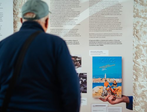 V Bistri smo odprli gostujočo razstavo TOMOS drvi v (pozabo) arhiv